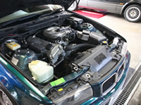 アイドリング中の愛車、96年式 BMW E36 318i。メタライザーがエンジン内部の凹凸や磨耗を修復中とのこと。8万キロ働いたエンジンがどこまで回復するのか注目だ。