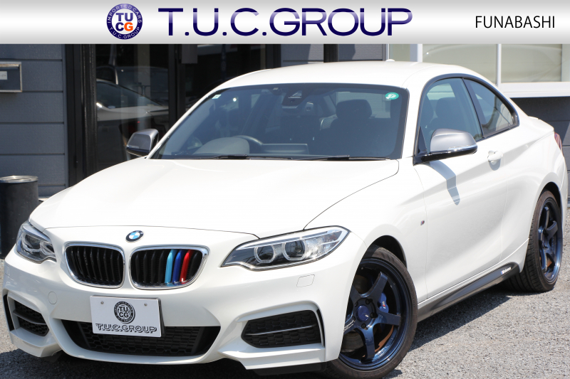 BMW 2シリーズ M235i ｸｰﾍﾟ直6ﾀｰﾎﾞ326馬力 ｱﾀﾞﾌﾟﾃｨﾌﾞMｻｽ ｱﾄﾞﾊﾞﾝﾚｰｼﾝｸﾞ18AW 専用ﾌﾞﾚｰｷ 衝突軽減ﾌﾞﾚｰｷ 車線逸脱警告 歩行者警告 ﾌﾞﾚｰｷ付ｸﾙｺﾝ HDDﾅﾋﾞBluetooth接続 Bｶﾒﾗ&ﾘｱPDC ﾊﾟﾄﾞﾙｼﾌﾄ 左右独立ｴｱｺﾝ 2年保証