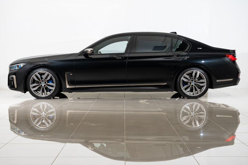 BMW 7シリーズ M760Li　xDrive　後期 LCI モデル　最後の V12 エンジン　ブラックサファイア × コニャック　右ハンドル仕様　